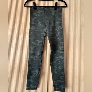 SPANX Look At Me Now Seamless Camo Leggings – XL